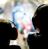 Nieuwe campagne 'Blijf Erbij Horen' wil toenemende gehoorschade halt toeroepen