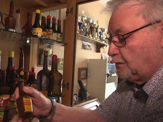Joop Wink heeft een bijzondere verzameling Maggi-flesjes