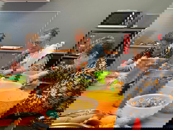 Lief gebaar: Bert is actief in de keuken van het Aquinohuis