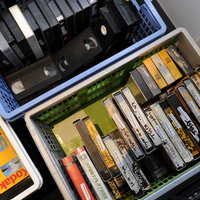 Marc knapt hobbymatig oude videobanden op