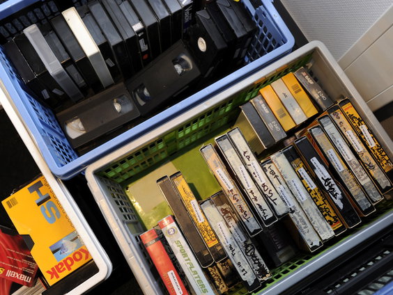 Marc knapt hobbymatig oude videobanden op