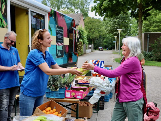 Loes verkoopt in haar oude SRV-wagen goedkoop groente en fruit