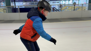 Fynn schaatst voor zijn moeder Mariska en het goede doel