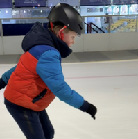 Fynn schaatst voor zijn moeder Mariska en het goede doel