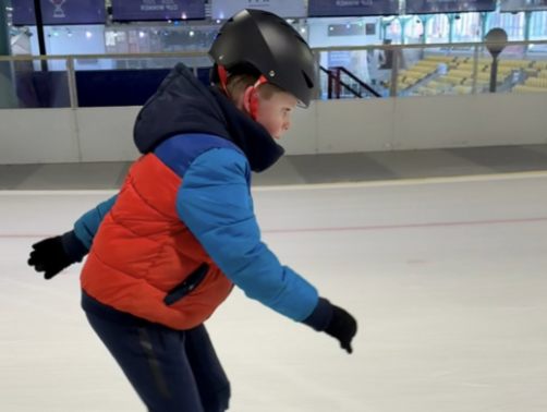Fynn schaatst voor zijn moeder Mariska en het goede doel