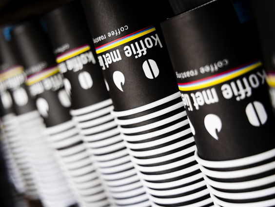 Inspecteur op zoek naar wegwerpbekertjes bij bedrijven