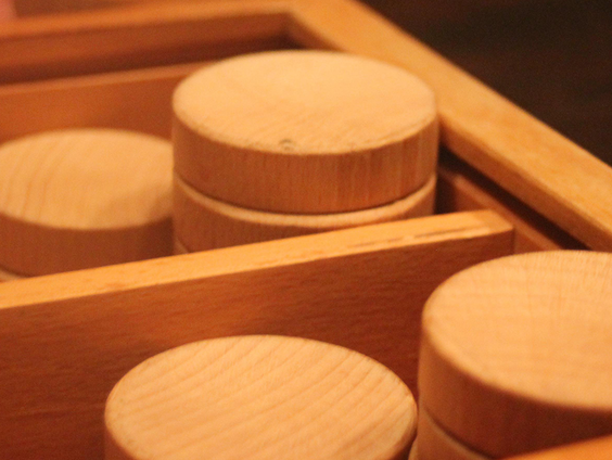 Elly Mensen sjoelt met de koning op Koningsdag