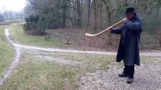 Robert blaast de midwinterhoorn om de komst van Jezus aan te kondigen