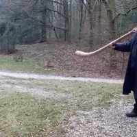 Robert blaast de midwinterhoorn om de komst van Jezus aan te kondigen