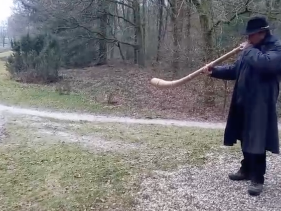 Robert blaast de midwinterhoorn om de komst van Jezus aan te kondigen