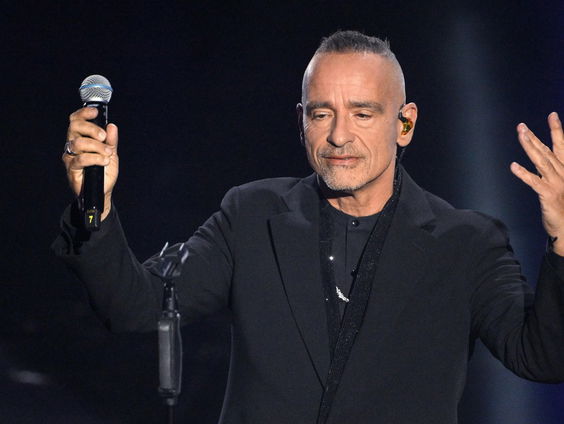 Eros Ramazzotti kleurt de Ziggodome rood