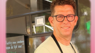 Lief gebaar: Harm biedt met zijn koffiebus een ontmoetingsplaats voor iedereen