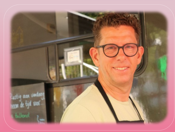 Lief gebaar: Harm biedt met zijn koffiebus een ontmoetingsplaats voor iedereen