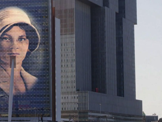 Rotterdam herdenkt bombardement met lichtprojecties door de hele stad