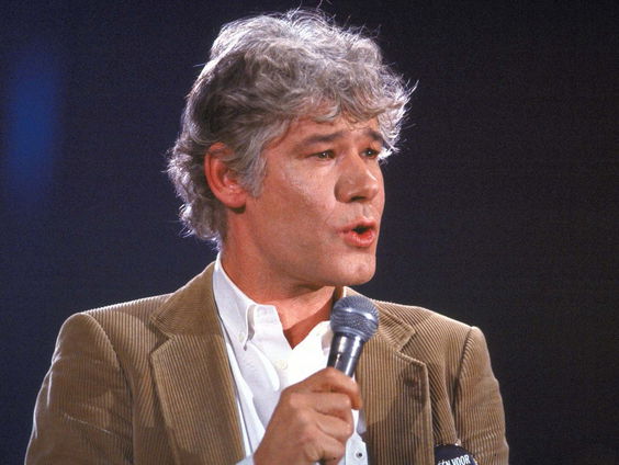 Sjaak Bral onthult het standbeeld van Paul van Vliet