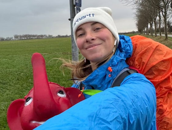 Een jaar wandelen zonder vaste slaapplek: Roos gaat op zoek naar de ander