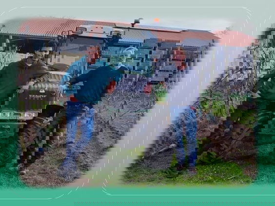 Lief gebaar: Willem Hensums helpt de 18-jarige Milano met halen tractorrijbewijs