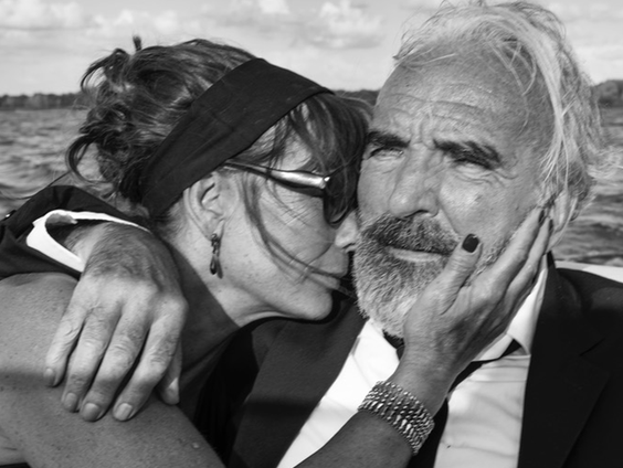 Michel en de handen op zijn huid