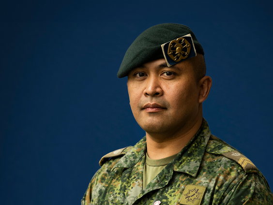 Veteraan Buddy staat in de erecouloir op de Dam