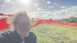 De Vlagheide in Schijndel kleurt rood met 15.000 vlaggen voor vrede