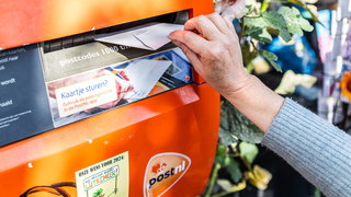Vincent bezorgt vrijwillig rouwpost in zijn dorp