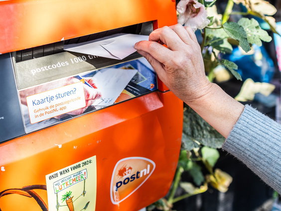 Vincent bezorgt vrijwillig rouwpost in zijn dorp