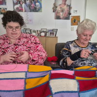 Almeerse brei-duo wapent daklozen tegen naderende vorst