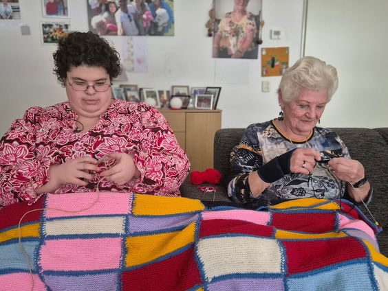 Almeerse brei-duo wapent daklozen tegen naderende vorst