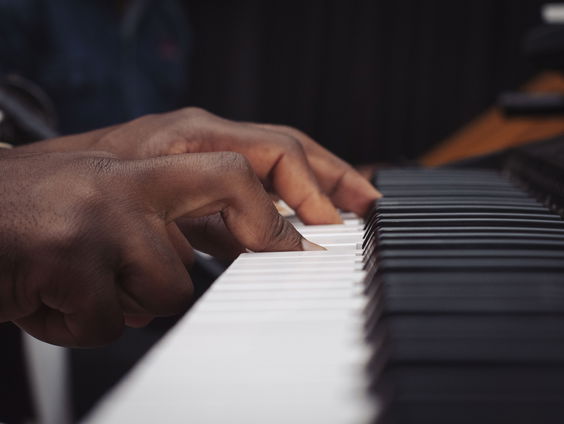 Jonno is een van de jongste pianostemmers van Nederland