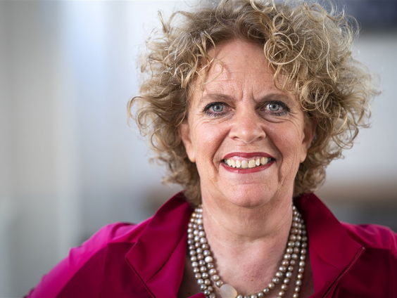 Brigitte Kaandorp staat in het theater met 'De Grote Adventshow'