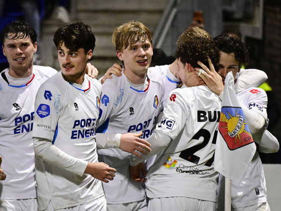 Tante Dicky moedigt haar Telstar aan