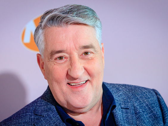 Robèrt van Beckhoven laat zijn publiek baksels proeven