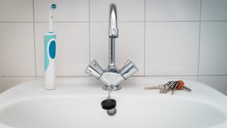 Er is nu een electrische tandenborstel met camera. Maar hoe zag de eerste e ...