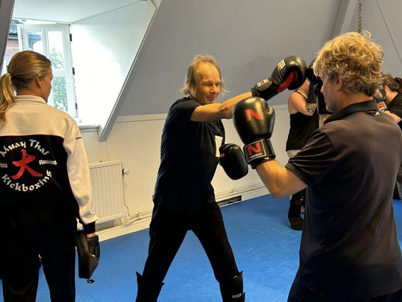 Voormalig wereldkampioen, Krista Fleming, geeft kickbokstraining aan ouderen