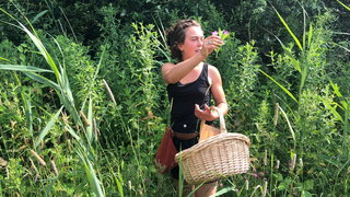 Roos maakt recepten van onkruid