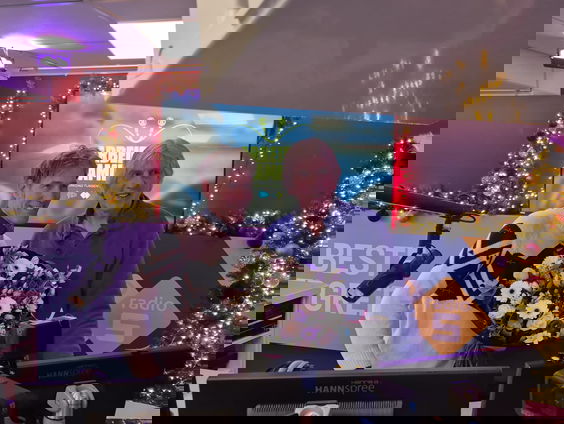 Hans Schiffers wordt door Felix Meurders verrast met Marconi Oeuvre Award