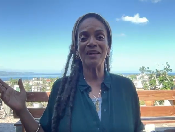 Aldith Hunkar feliciteert Arbeidsvitaminen