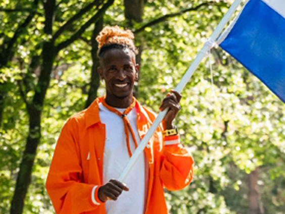 Daniel Abraham draagt de vlag bij de opening van de Paralympische Spelen