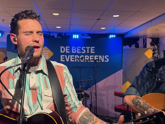 Douwe Bob schittert op de Evergreen Top 1000 Party
