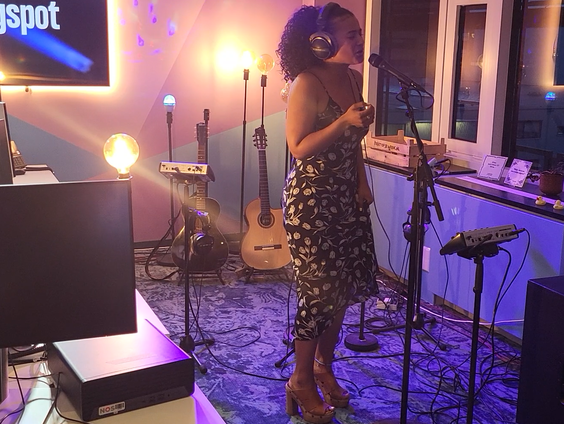 Stephanie van Eer zingt Algo Contigo