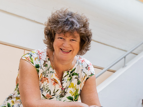 Rineke Marwitz staat voor een megakoor op Koningsdag