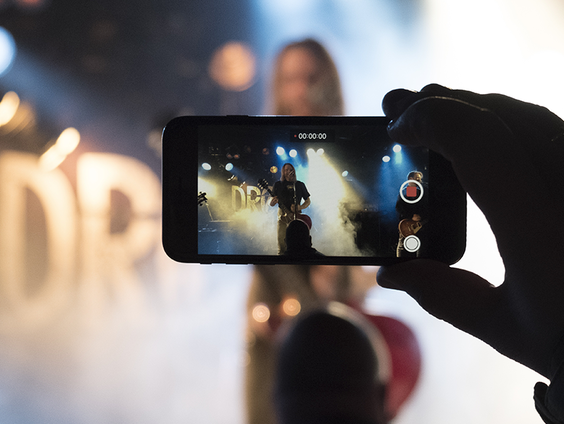 Waarom altijd die telefoon tijdens concerten?