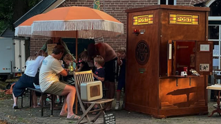 Jasper Nieuwenhuisen runt het kleinste postkantoor van Nederland