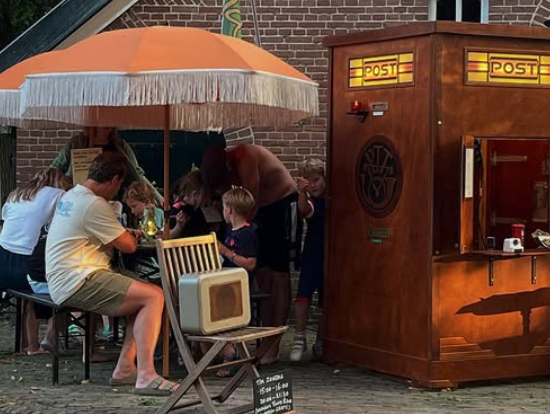 Jasper Nieuwenhuisen runt het kleinste postkantoor van Nederland