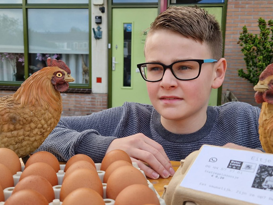 Johran (17) uit Roden verkoopt 10.000 eieren per week