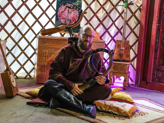 Rowan Hartsuiker is van jongs af aan al gefascineerd door Mongoolse keelzang