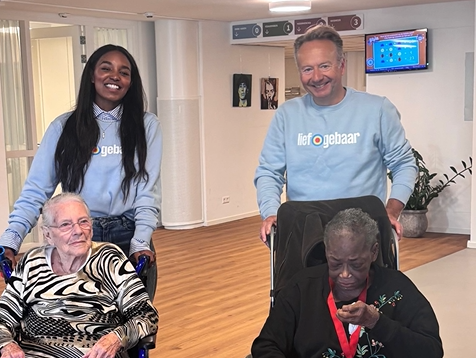 Lief gebaar: Joris Linssen en Sosha Duysker bouwden een feestje in een verzorgingshuis
