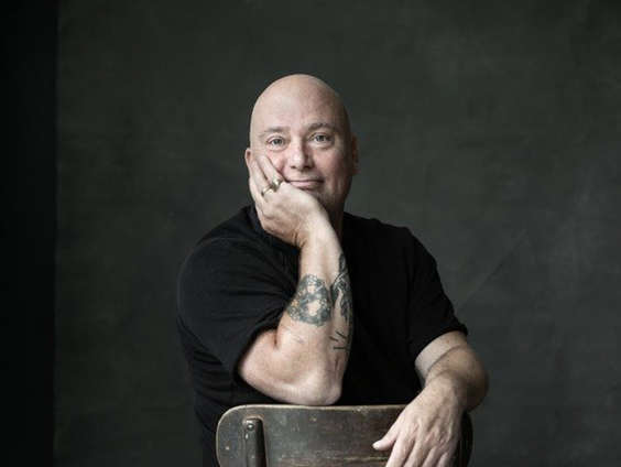 Voetbalcommentator Leo Oldenburger zingt met FC de Vriendschap