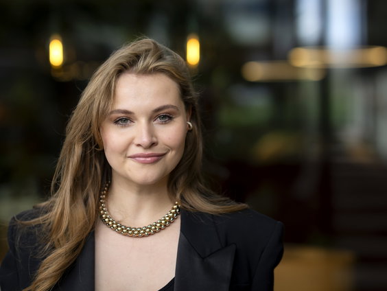 Vajèn van den Bosch over de film 'EB' en het 50-jarig jubileum van Evita