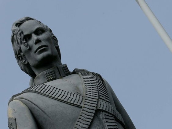 Wie weet een plekje voor dit iconische Michael Jackson-standbeeld?